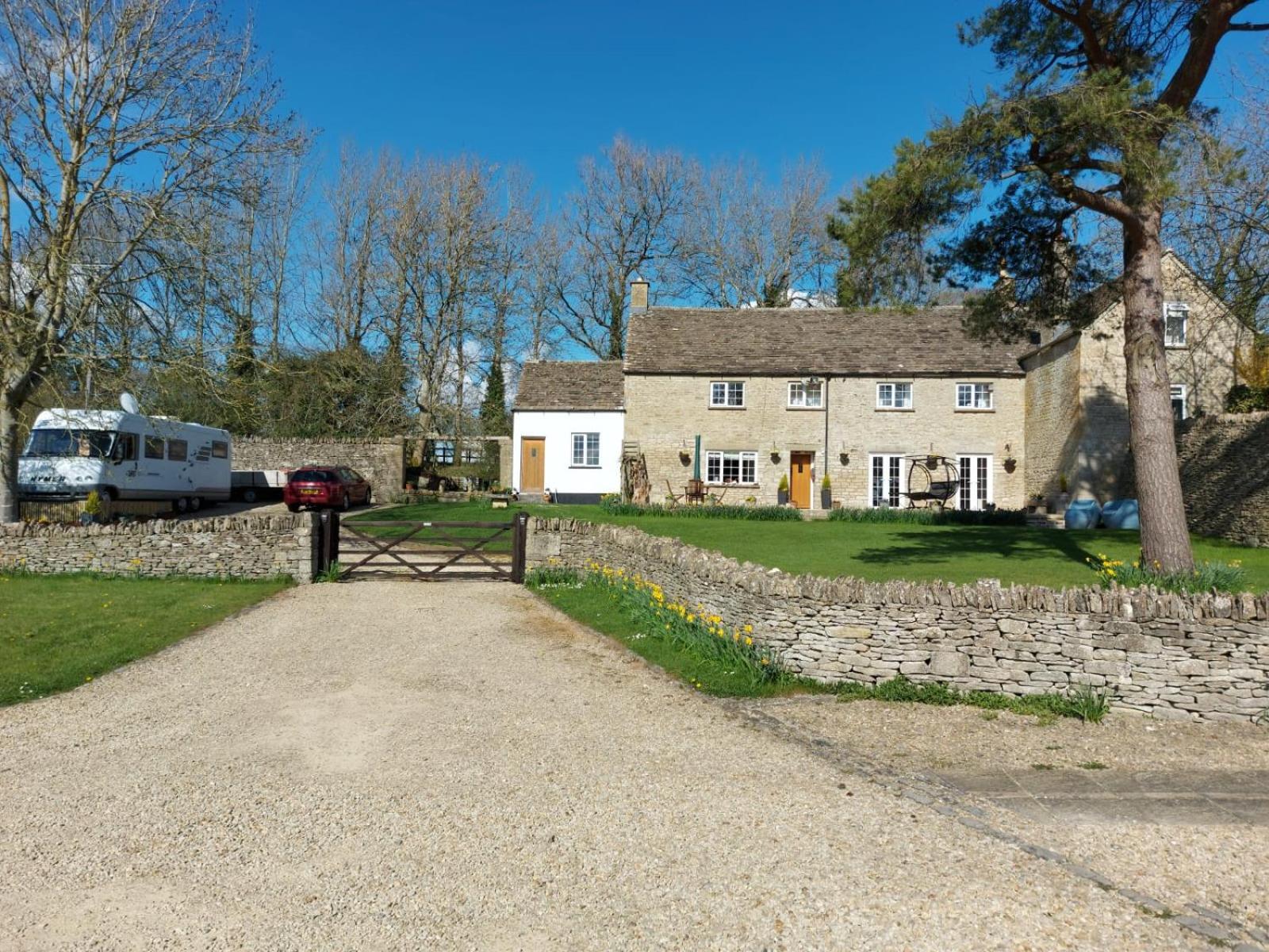 Thames Head Wharf - Historic Cotswold Cottage With Stunning Countryside Views Сайренстер Экстерьер фото